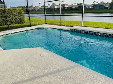 Florida Vacation Villa. The fully enclosed 30 foot heated pool over looks the beautiful lake. 