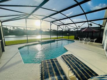 Florida Vacation Villa. The fully enclosed 30 foot heated pool over looks the beautiful lake. 