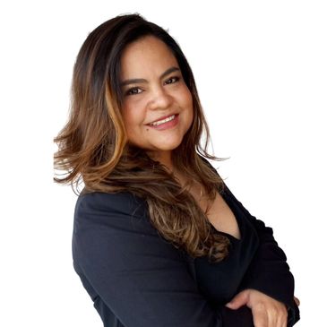 Mujer sonriente con ropa oscura y cabello suelto.