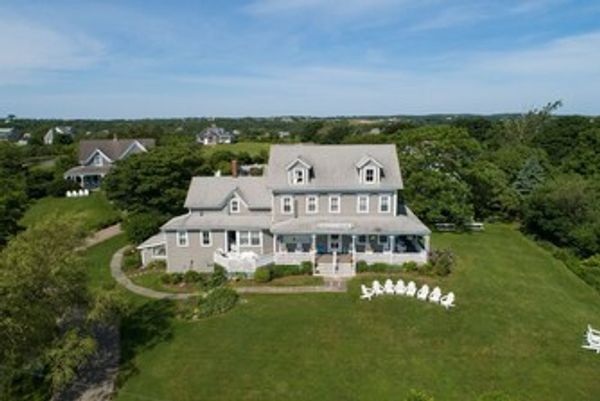 Spacious modern house with a beautifully landscaped front garden.
