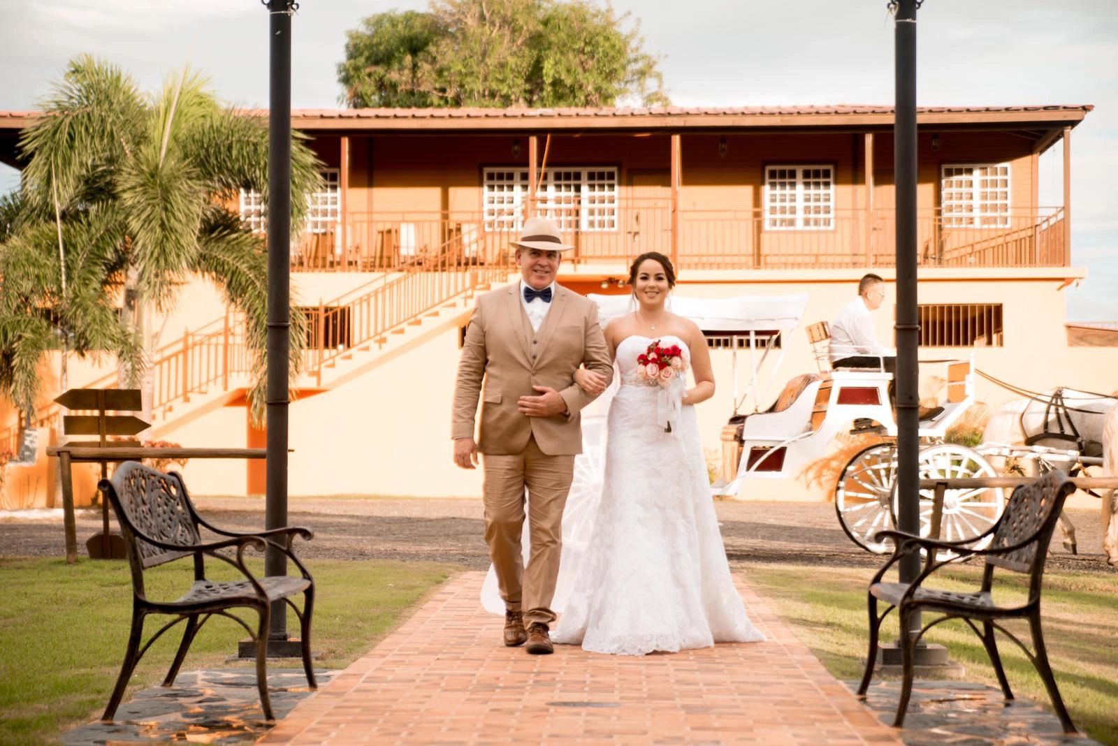 Bespoke Unique Weddings: A Dreamy All-White Wedding Ceremony in Villa  d'Este, Italy, image size:1600x1068