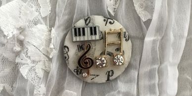 A round key keeper with music-inspired design