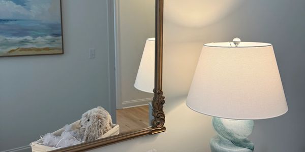 Spravato room with relaxing space with lamp and painting