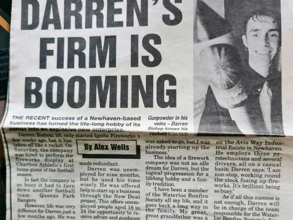 Recorte de periódico sobre el éxito empresarial de Darren.