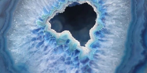An opening in an agate, dark blue, like a pool of water - is it closing or opening?