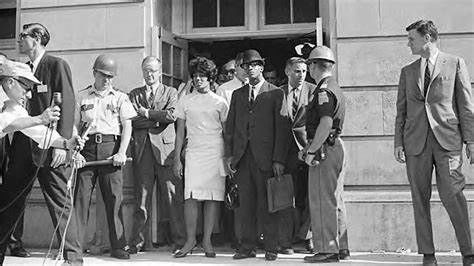 Vivian Malone (middle) next to James Hood (right) flanked by Alabama troopers and Justice Department officials
