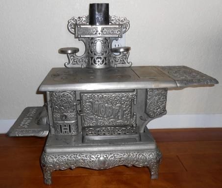 Vintage cast iron toy stove with 2 pots – Kedry gift store