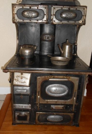 Queen Stove miniature salesman sample with pots, 1940s