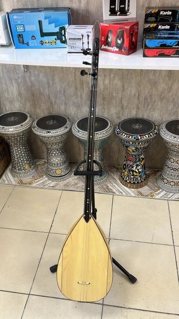 Uzun saplı bağlama ve etnik darbuka davullar.