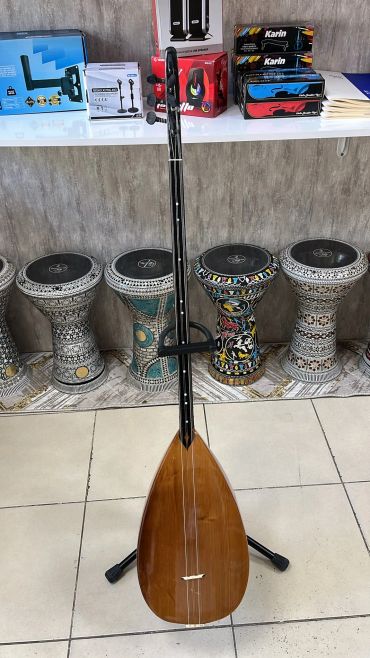 Bir bağlama ve dekoratif darbuka seti