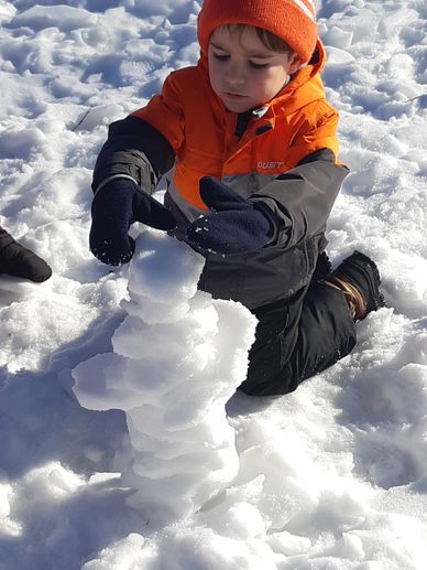 Using "la neve" (the snow) to create an Inukshuk and other structures. 