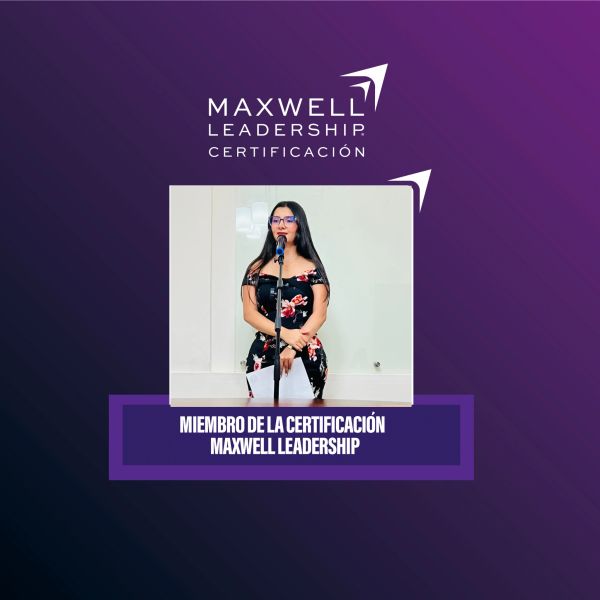 Mujer con certificación Maxwell Leadership.