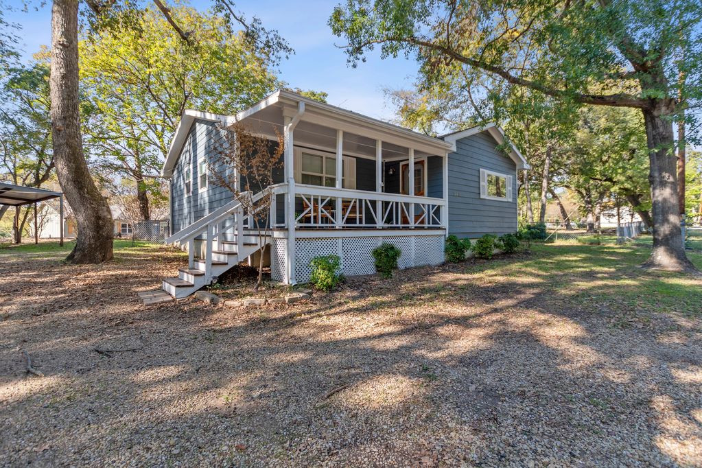 Escape to tranquility! Unwind on the cozy porch at Hickory House. Enjoy fresh air & stunning views -