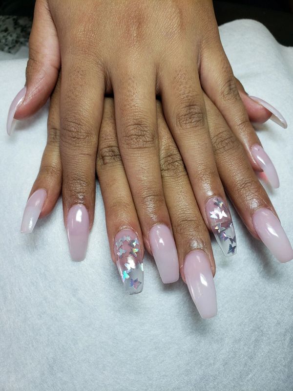 wow butterflies in these acrylic nails looks beautiful