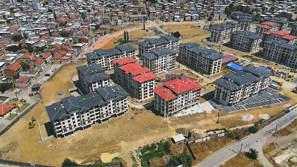 Şehirde yeni inşa edilmiş çok katlı binalar ve eski mahalleler.