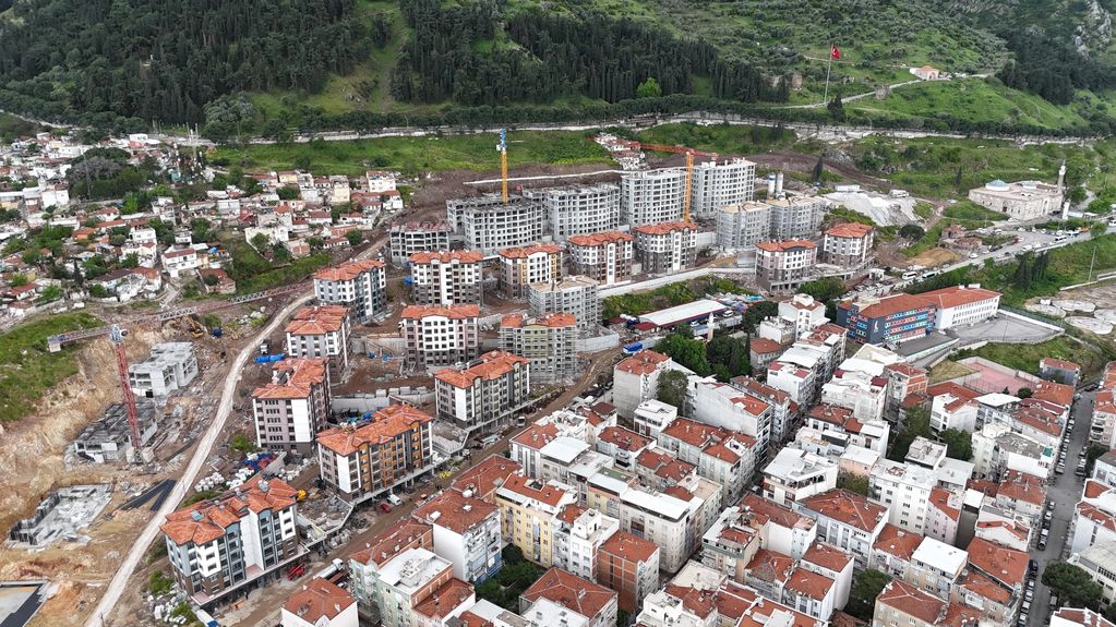Yeni inşaatların bulunduğu bir mahalle ve etrafındaki yerleşim alanı.