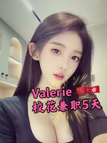 年轻女子自拍，文字介绍工作信息。