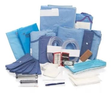Conjunto de material médico estéril azul.