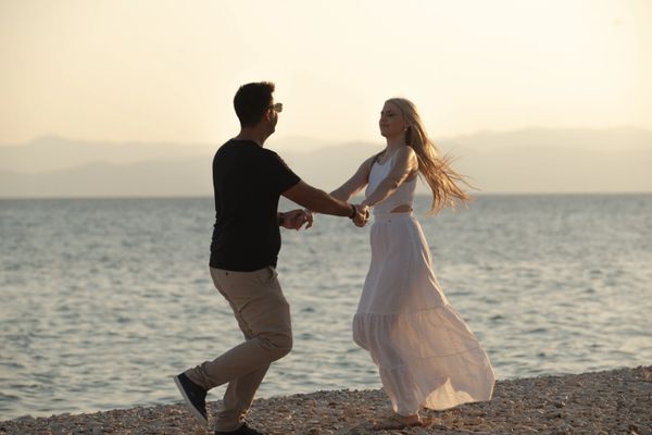 Η αγάπη σας δυνατή, όπως ο άνεμος που χορεύει με τα μαλλιά της νύφης, 