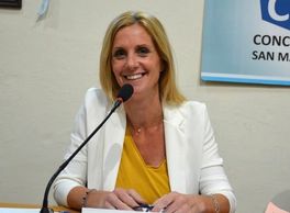 paciente dando su testimonio sobre implantes dentales