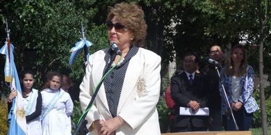 paciente dando su testimonio sobre implantes dentales