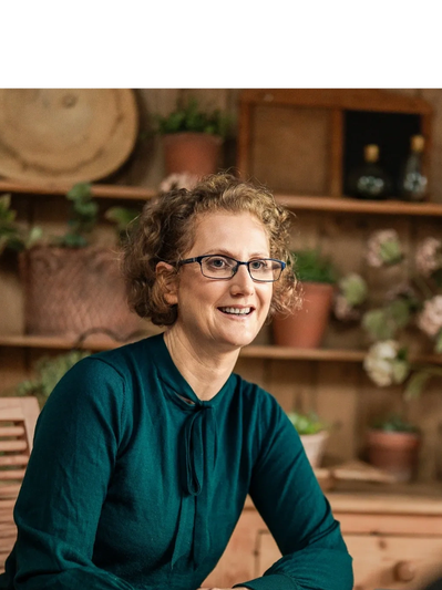 Registered Gut Health Nutritionist Helen Claire looking warmly at a client during a personalized nut