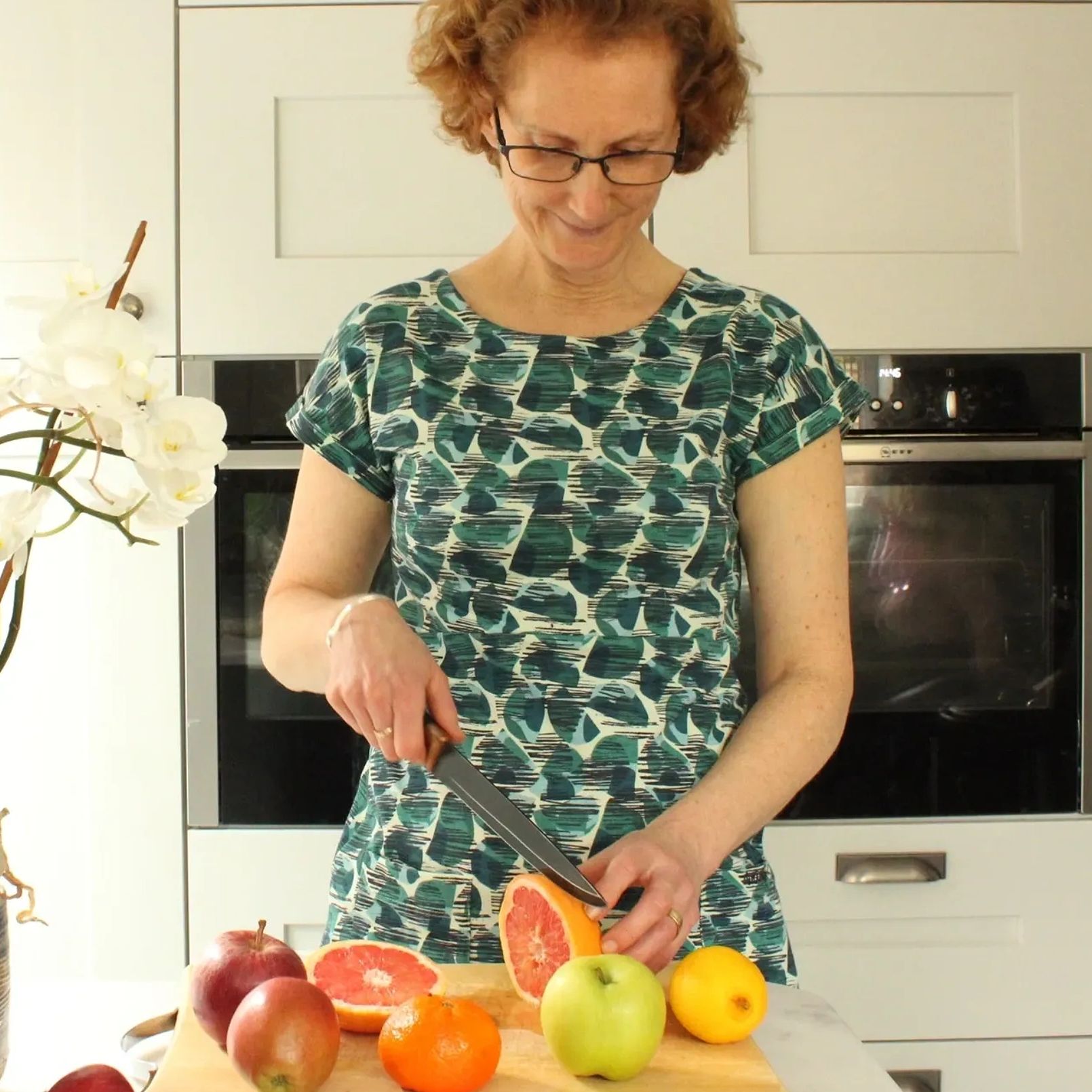 Helen Moorhouse Gut Health Nutritionist Derby cutting fruit in the kitchen