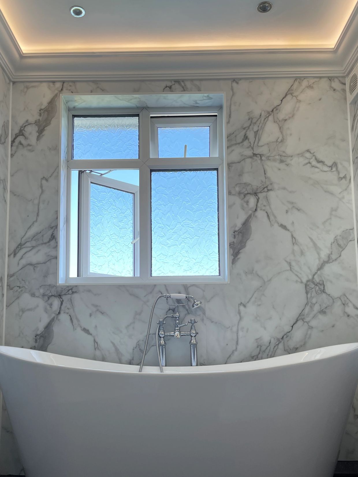 Free standing bath with marble walls