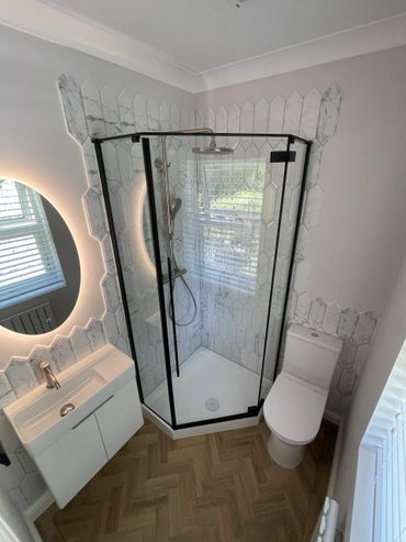 Marble tiles with modern bathroom suite 