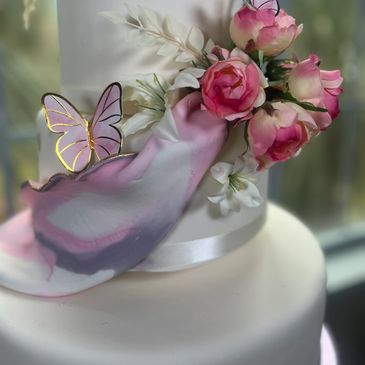 Este Pastel está cubierto todo en Fondant y el drapeado marmoleado le da ese toque elegante infaltab