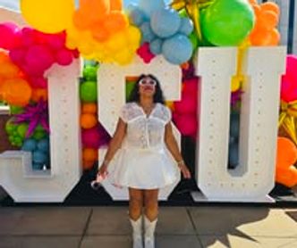 Model:Moses Gayten
full body embracing her beauty 