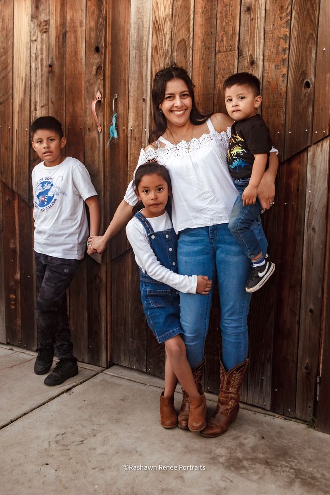#familyportraits 
#familypictures
#familyphotography
#familyimages
#bluejeans
#boots
