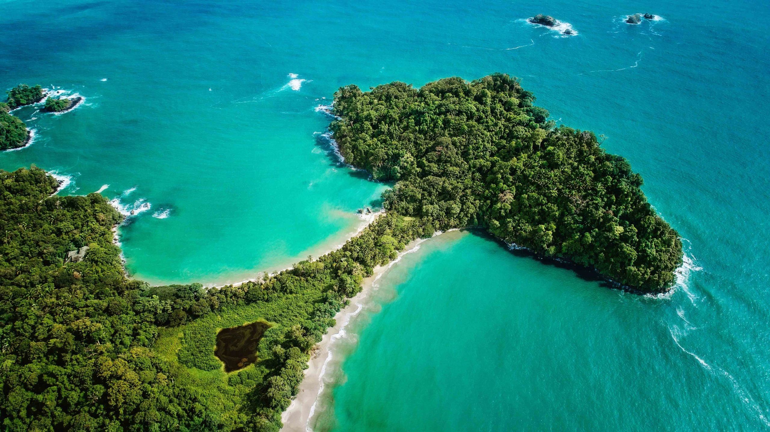 Isla tropical rodeada de aguas turquesas.