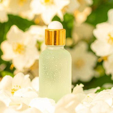 A modern blend of essential oils and aromatic compounds that recreate the aquatic and sporty aroma.