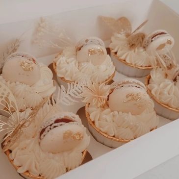 Custom luxury cupcakes, a gold and cream colour scheme. Includes buttercream details, gold leaf, las