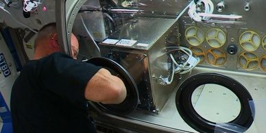 Comandante Barry Wilmore finalizando a montagem da impressora 3D (Foto: NASA)
