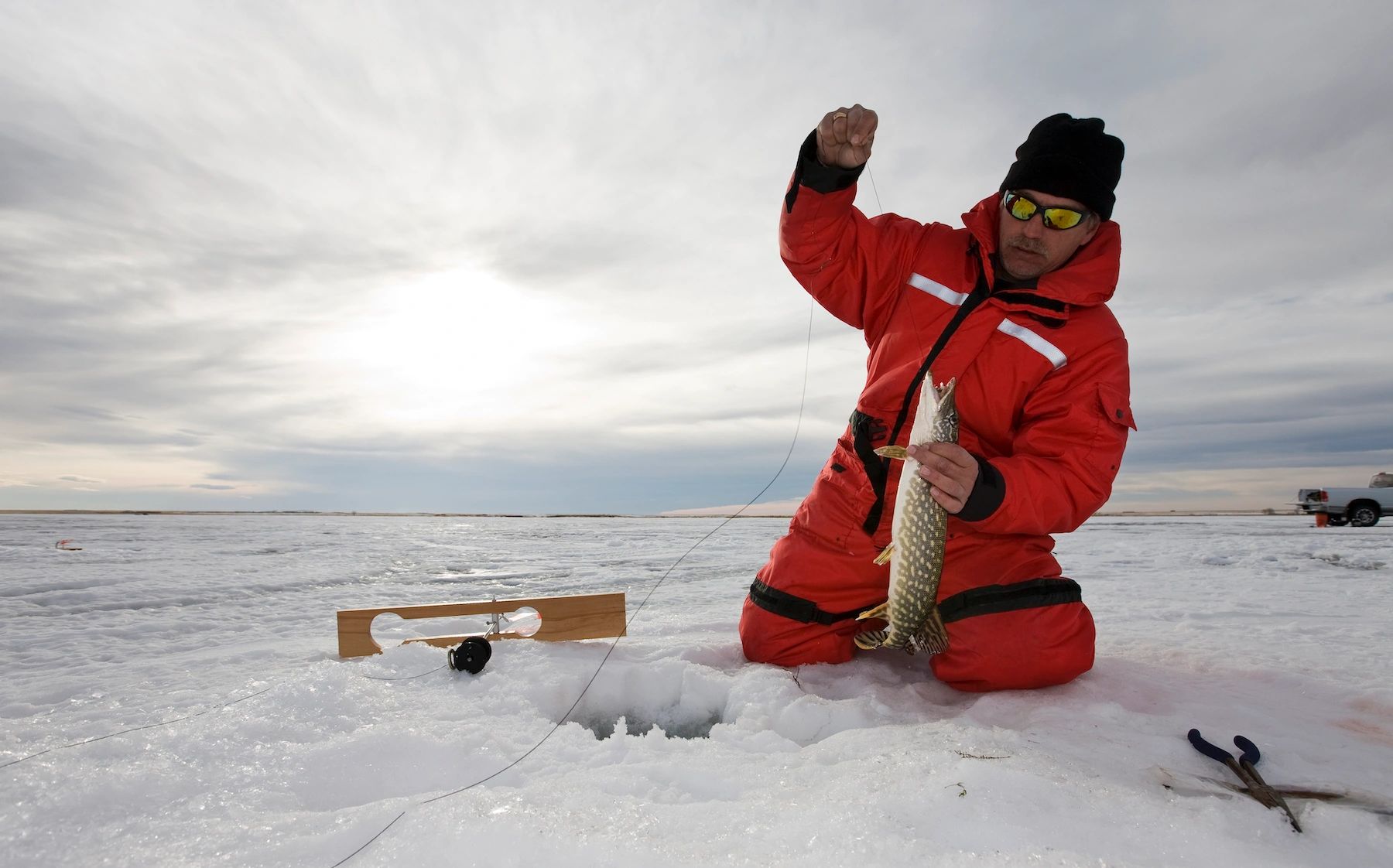 Закрытие зимней рыбалки. Зимняя рыбалка. Подледная рыбалка. Зимняя рыбалка на льду. Рыбак зимой.