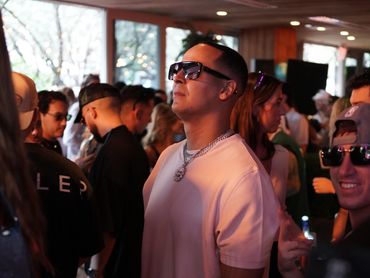 Hombre con gafas de sol en una fiesta interior.