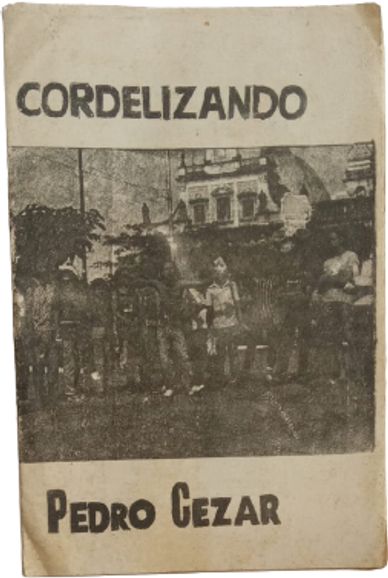 Cover of 'Cordelizando' by Pedro Cezar with a black-and-white photo of people in front of a building.