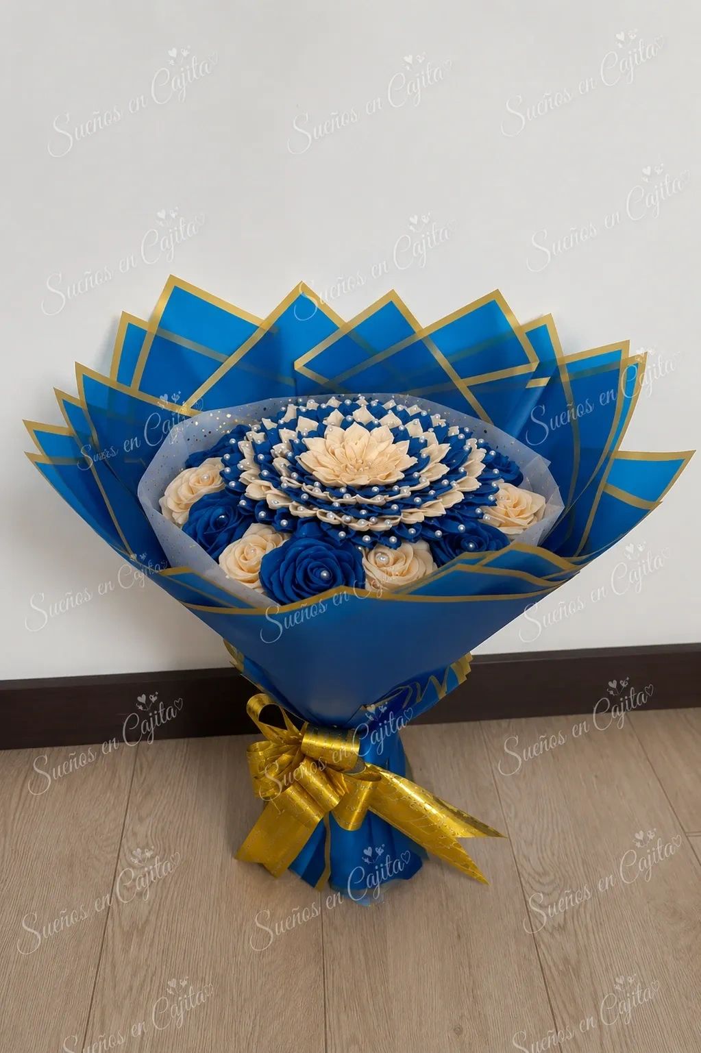 Ramo de flores azules y beige con adornos de perlas.
