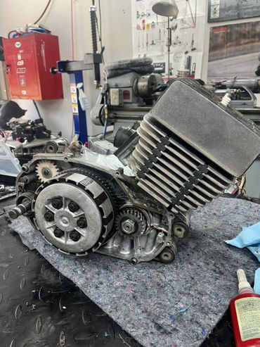 1976 Yamaha RD400 engine - new crank seals, first over pistons, all ports smoothed out and assembled