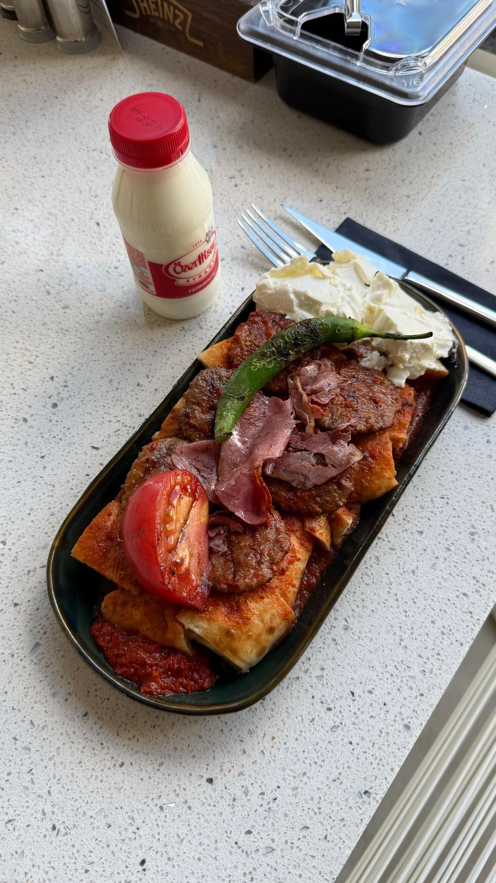 Köfte İskender, Köfteye modern dokunuş harika iskender sos ve bol tereyağ