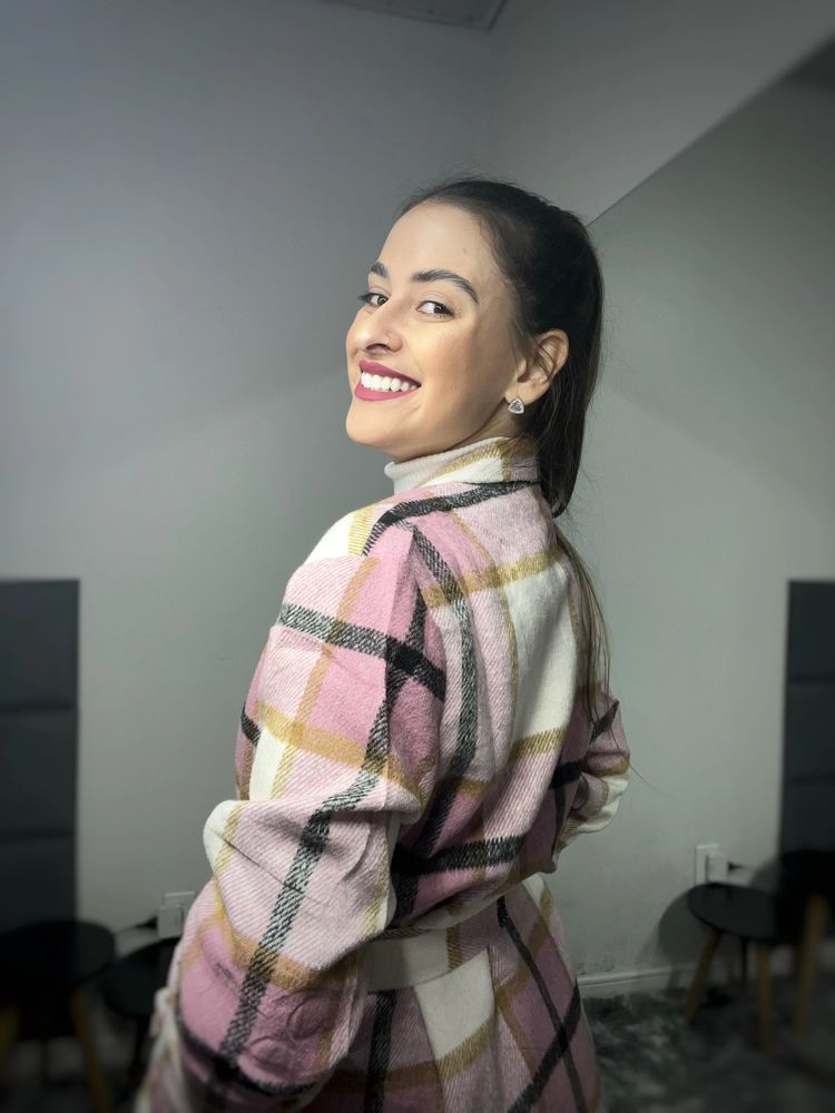 Mulher com um casaco de lã batida 

