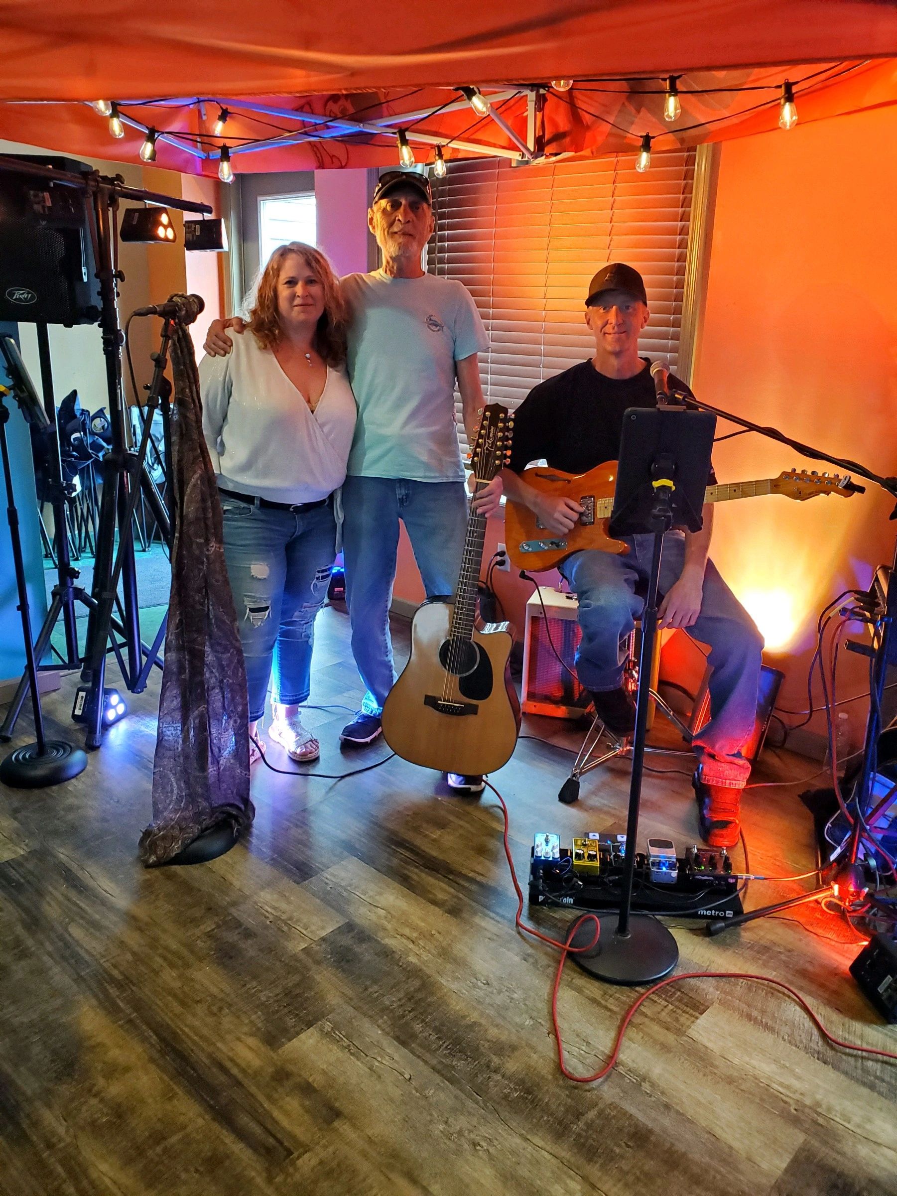 Sweet Jane Band:  
Shannon: lead vocals
Rock: Acoustic guitar
           Bass
           Vocals 
Mic