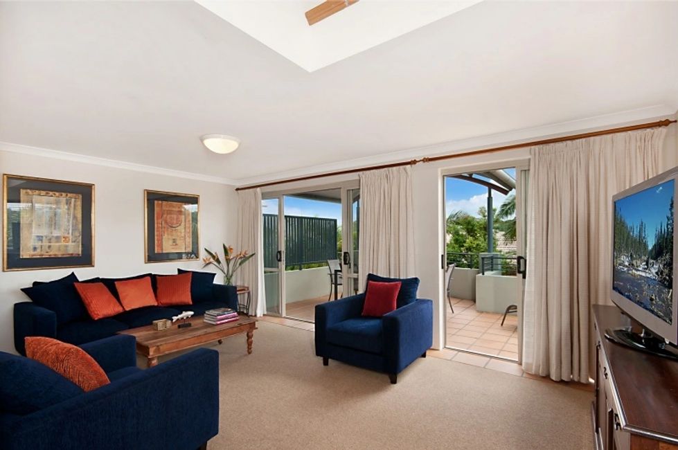 Solaris Apartment 5, open plan living, dining and balcony