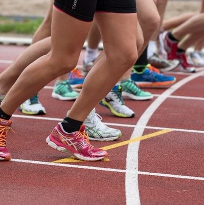 Runners starting a race
