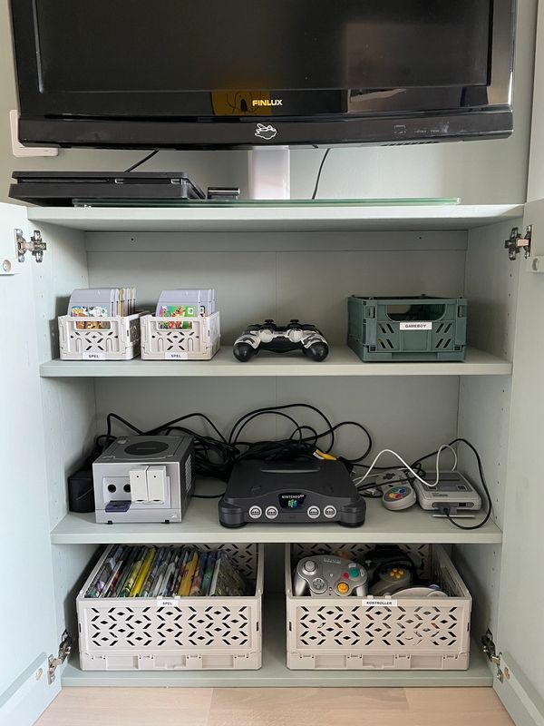 Här har jag ordnat med barnens olika konsoler och tv-spel så att allt har sin egen plats. 