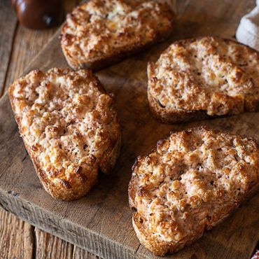 Pan campesino, cubierto con masa de salsiccia fresca aromatizada con hierbas mediterraneas y tostado