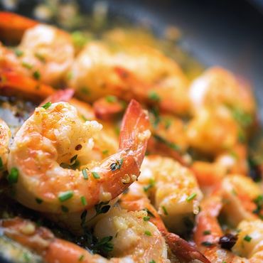 Camarones salteados en una sabrosa salsa de ajo y hierbas.