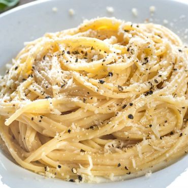 Plato de espaguetis con queso Pecorino y abundante pimienta negra.